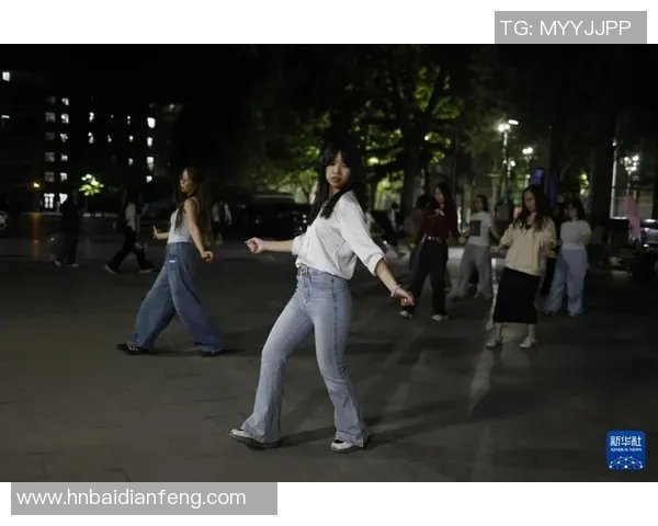 广场舞大妈与篮球场的奇妙邂逅文化碰撞下的欢笑与友谊